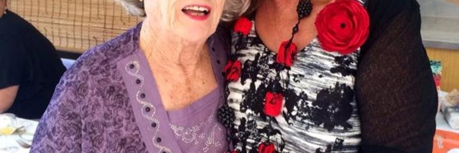 Marie Uys en Annatjie Liebenberg tydens die verrassingspartytjie